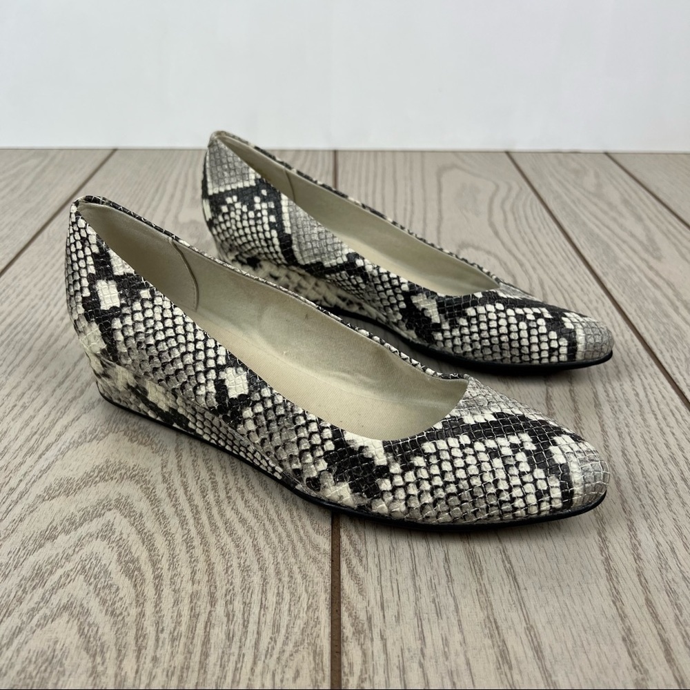 Easy Spirit Abelle Leather Almond Toe Low Wedges 6.5M Black & White Snake Python